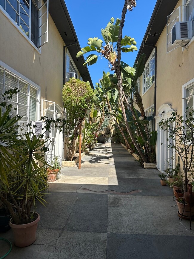 Foto del edificio - 1350 Hayworth Ave