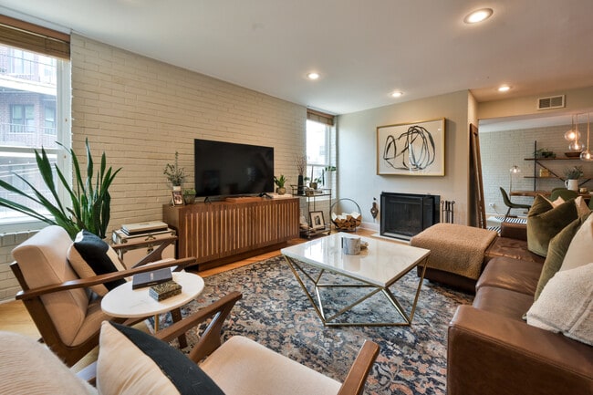 Foto del edificio - 636 W Webster Ave