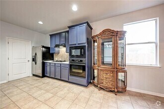 Building Photo - 604 Spanish Oak Terrace