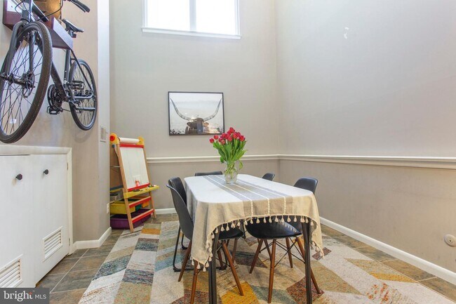 Building Photo - 509 S 5th St