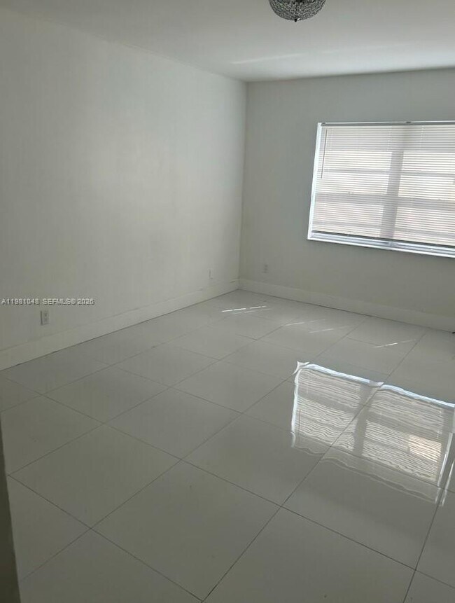 Foto del edificio - 3048 Sunrise Lakes Dr E