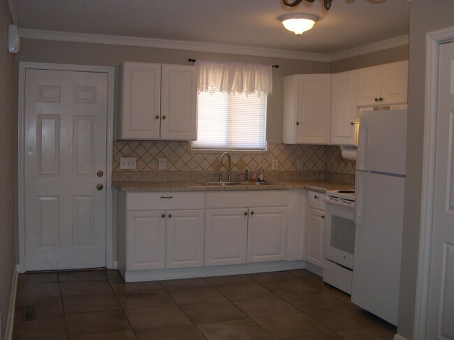 Building Photo - 402 McClary Rd