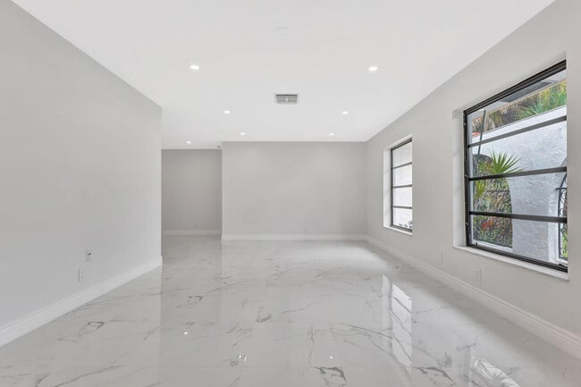 Building Photo - 10251 NW 39th Ct