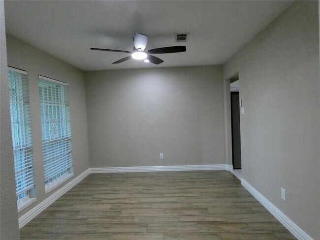 Foto del edificio - 8919 Winding River Dr