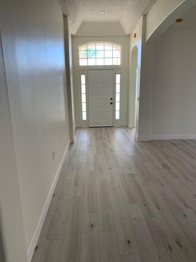 Building Photo - **Recently Upgraded** Beautiful 4/3 Pool H...