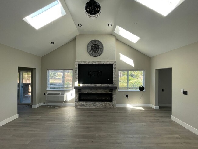 Building Photo - Magalia-2 bed 2 bath, second story duplex,...