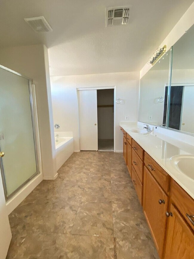 Foto del edificio - 2 Story Amazing  4  bedroom 2 living room ...