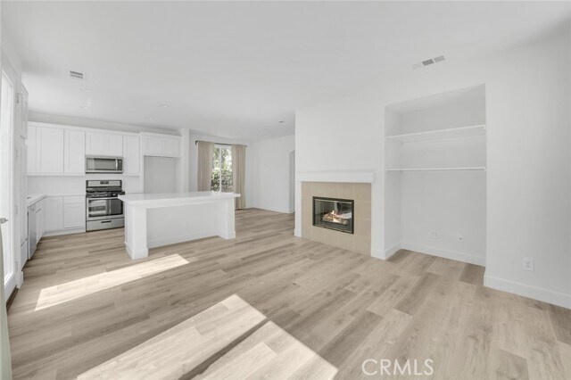 Building Photo - 24 Periwinkle