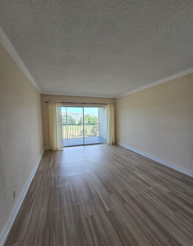 Foto del edificio - 2900 N Palm Aire Dr