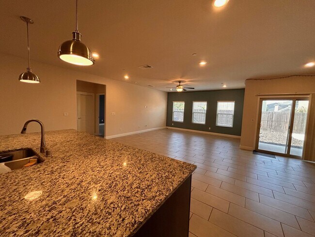 Foto del edificio - Nice home for rent in Visalia