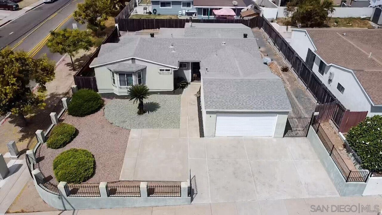 Primary Photo - 5 E Palomar St