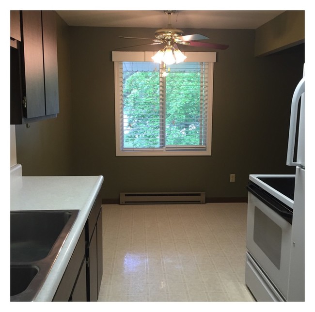 Kitchen and dining area - 600 Washington St