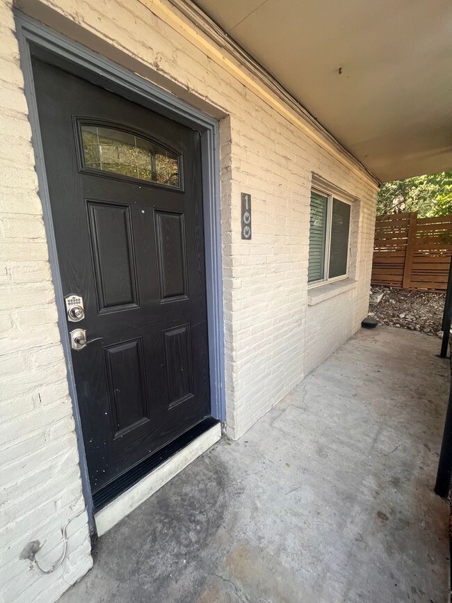 Building Photo - 2Bed/2Bath Condo in Travis Heights