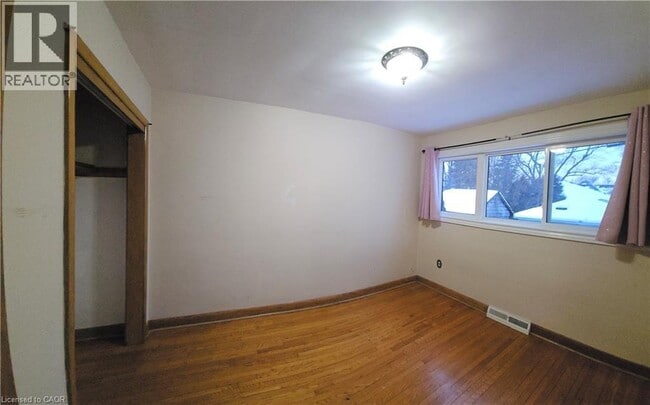 Building Photo - 730 Garth St