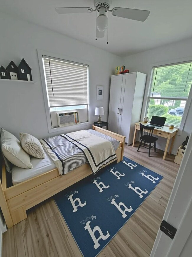 Building Photo - For Rent: Charming 2 Bed / 1 Bath Duplex with Backyard. We accept section 8.