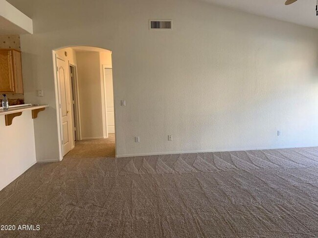 Building Photo - 3 bedroom, 2 bath, 2 car garage w/POOL & F...