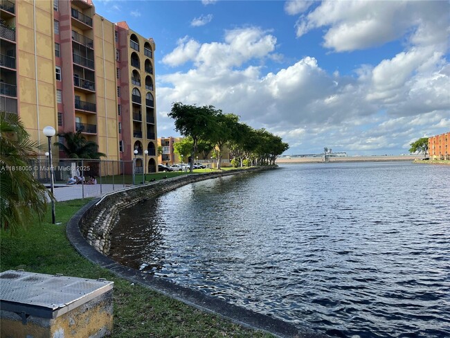 Foto del edificio - 4801 NW 7th St