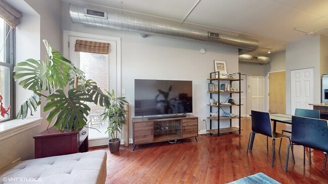 Building Photo - 3125 W Fullerton Ave