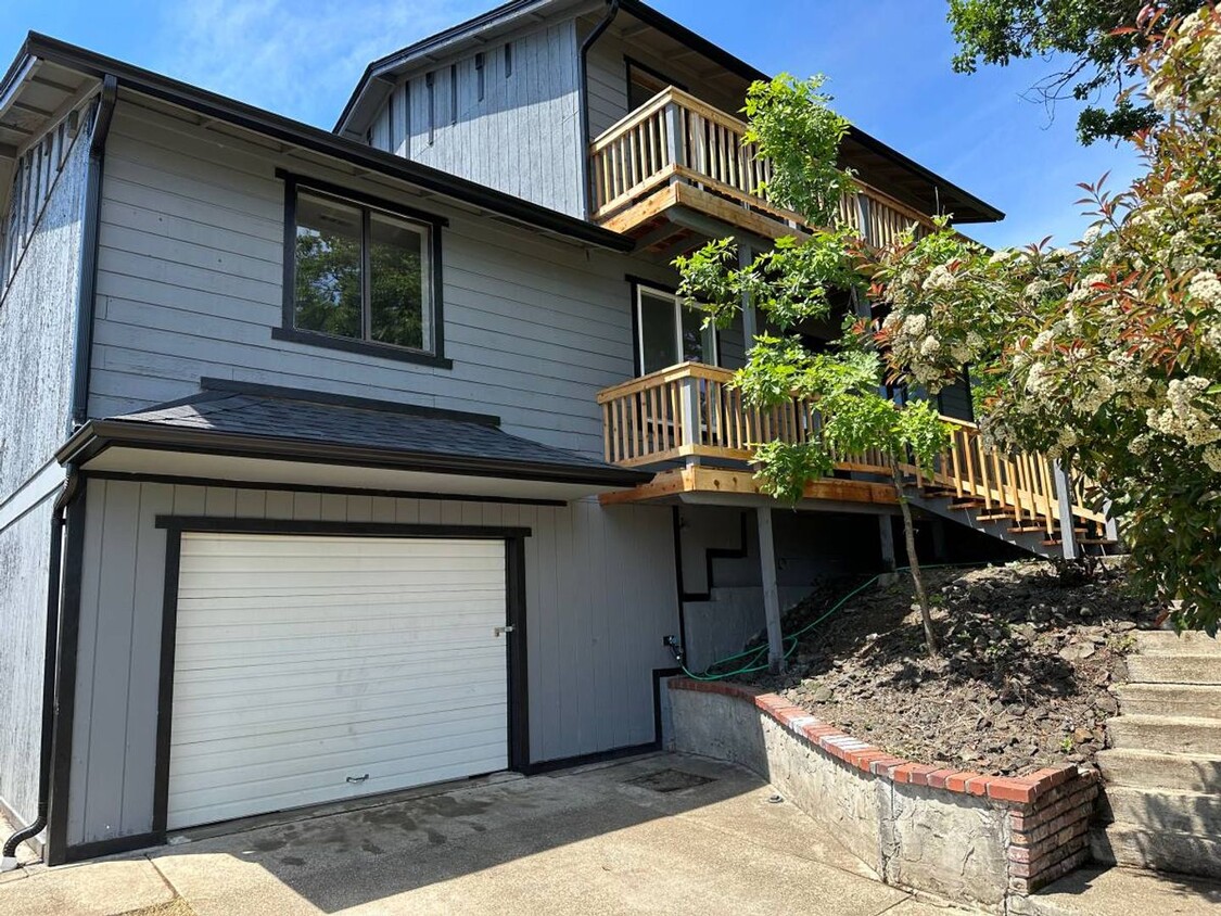 Primary Photo - Newly remodeled 3 Bedroom Roseburg home