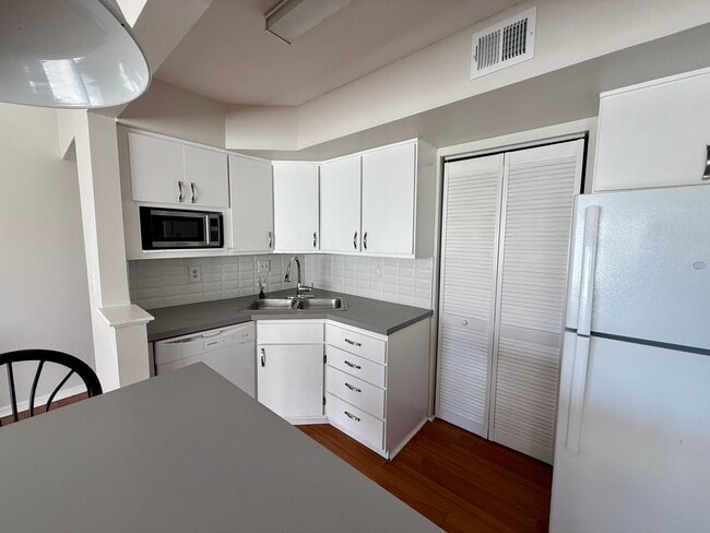 Foto del edificio - Renovated 4BR/2BA 3rd-Floor Condo – Minutes to UF, Shands & VA | University Commons