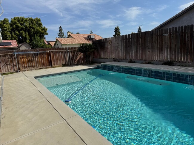 Building Photo - CHARMING 2-Bed, Office, & 2-Bath POOL HOME!