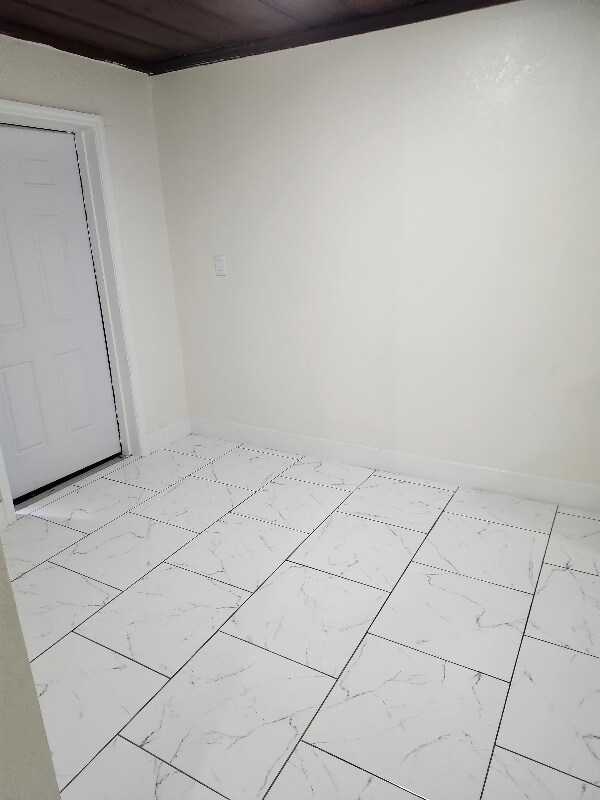 Foto del edificio - 1335 E Bay St