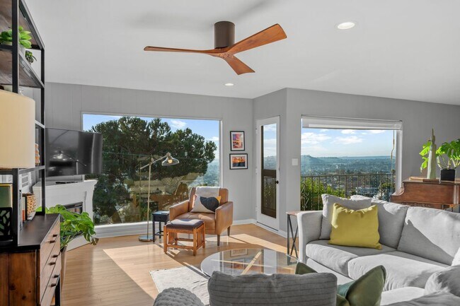 Foto del edificio - 4350 Summit Dr