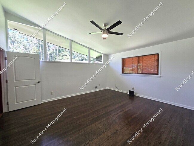 Foto del edificio - 2493 Sunridge Ave SE