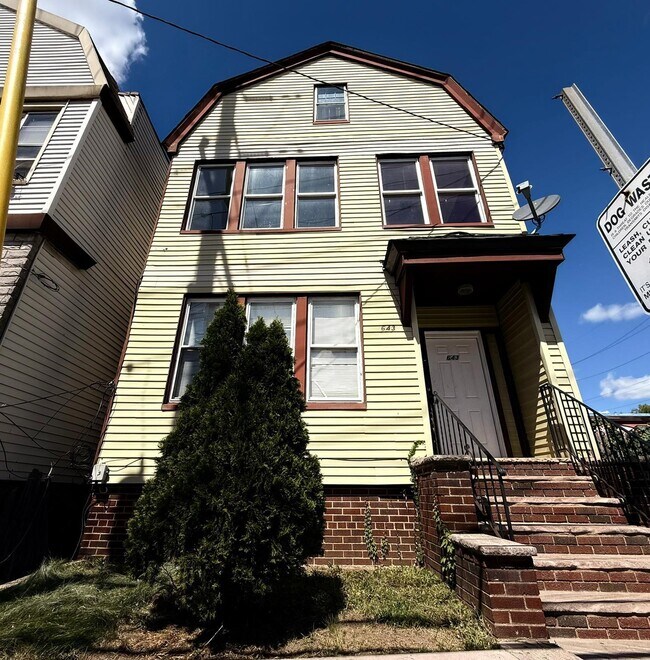 Building Photo - 643 Garfield Ave