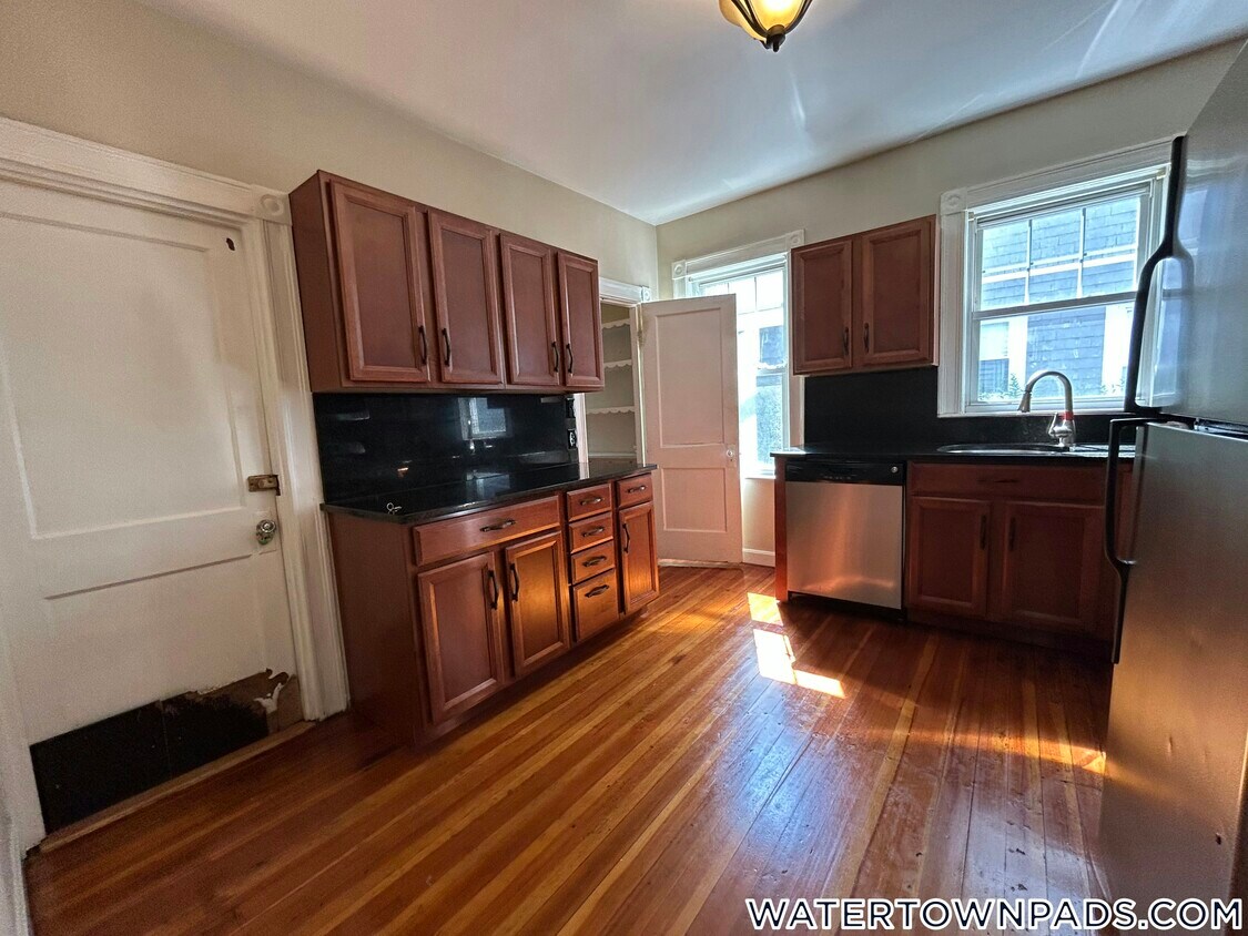 Primary Photo - 11 Fairfield St
