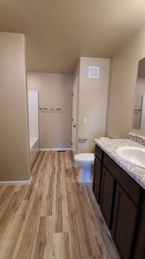 Baño de la Unidad 303 - Lancer Court Apartments