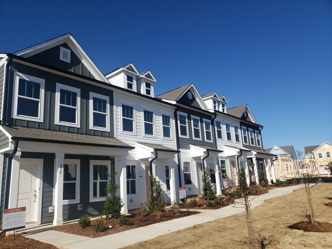 Foto principal - 2 br 2.5 ba townhome near shopping AVAILAB...