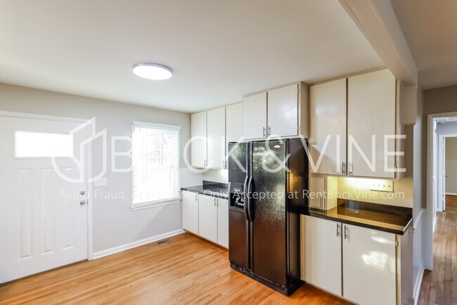 Foto del edificio - 813 Highbury Dr