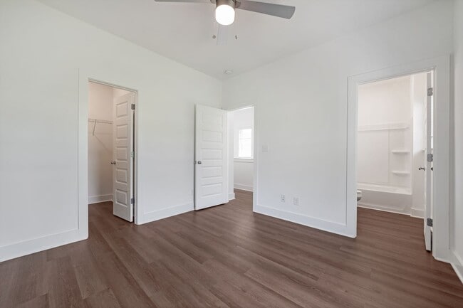 Foto del edificio - 2 bedroom home with fenced backyard!