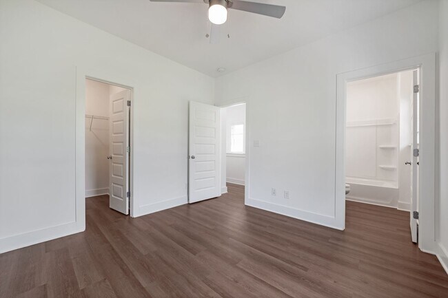 Foto del edificio - LOWEST PRICE on a 2 bedroom at The Heights...