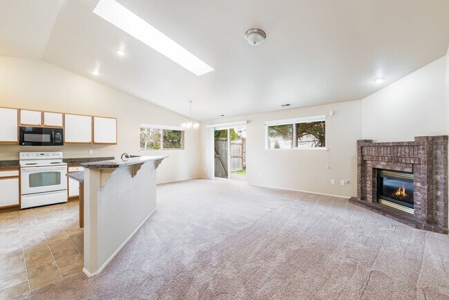 Foto del edificio - Inviting 3 Bedroom/2 Bathroom Duplex in Puyallup! Two Car Garage, Fenced Yard, Cul-de-Sac, New Pl...