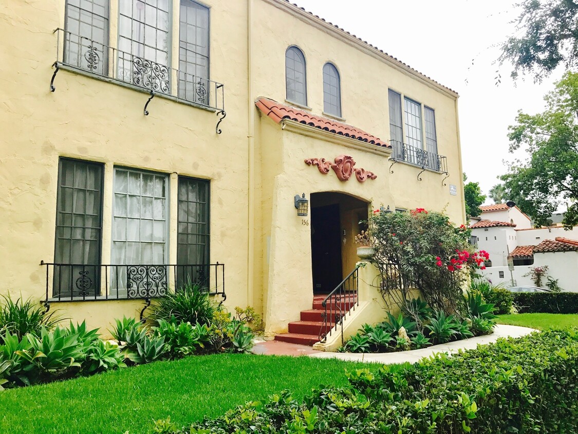 Primary Photo - Spanish charm Large and bright hardwood fl...