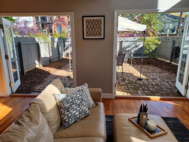 Puertas francesas dobles abiertas a un patio privado con vallas - 900 Durant Pl NE