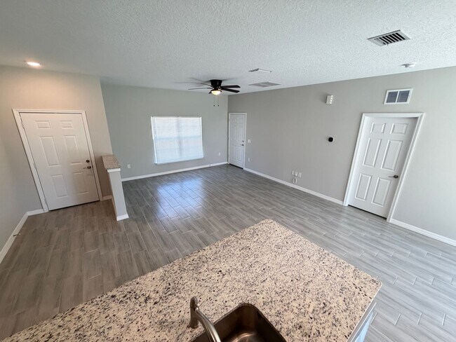Foto del edificio - Beautiful 3 Bedroom, 2 Bathroom Home in Palm Bay!!