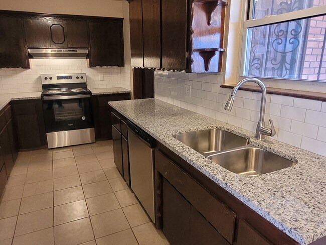 Building Photo - 4805 Del Crest Dr