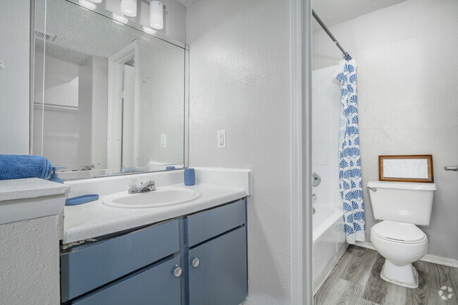 2BR, 2BA - 860SF - Bathroom 2 - Altitude