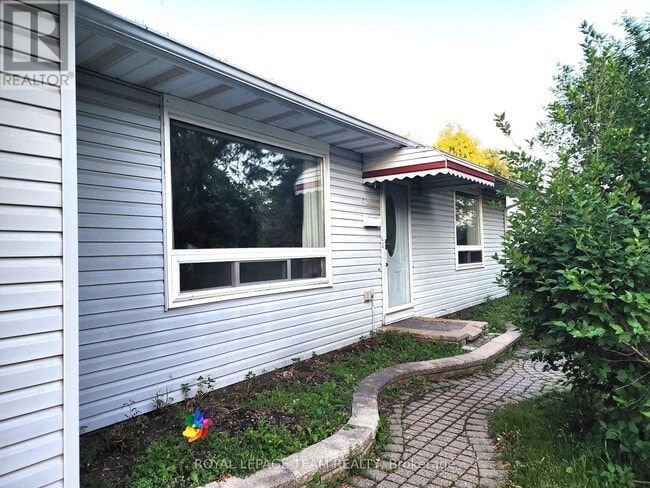 Building Photo - 1013 Cadboro Rd