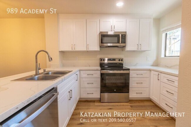 Foto del edificio - Charming 2-Bedroom Apartment with Modern U...