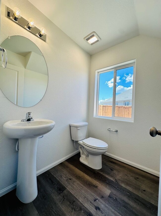 Building Photo - Charming Newer 3 bedroom House