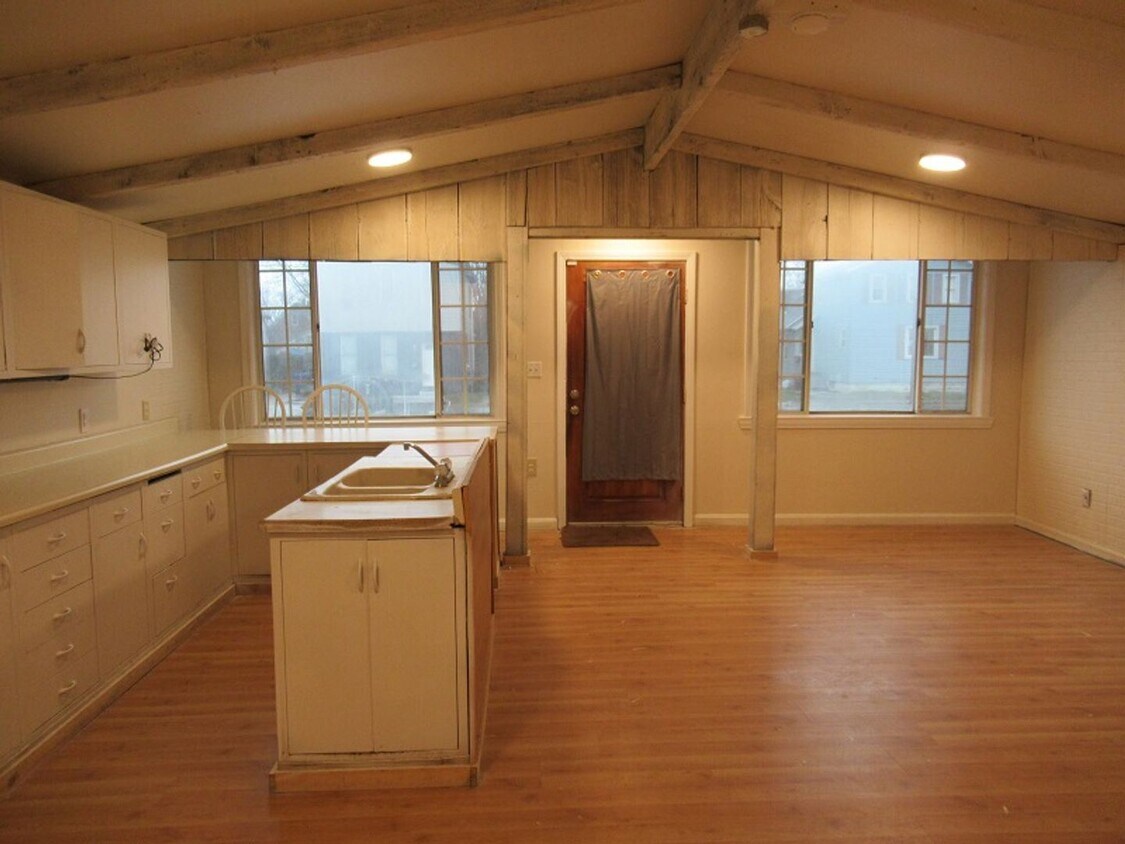 Foto principal - 3 br, 1 bath House - 549 East 12th