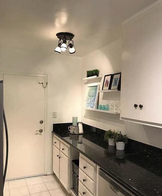 Foto del edificio - 1045 Kings Rd