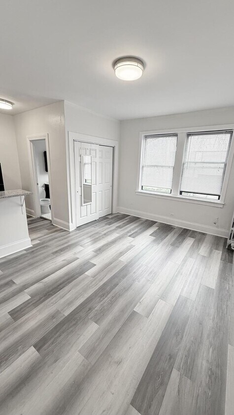 Foto principal - 0 bedroom in Chicago IL 60613