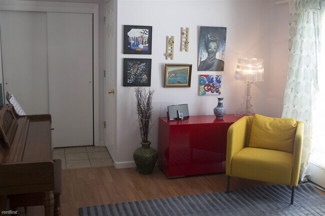 Foto del edificio - 294 Hanks Hill Rd
