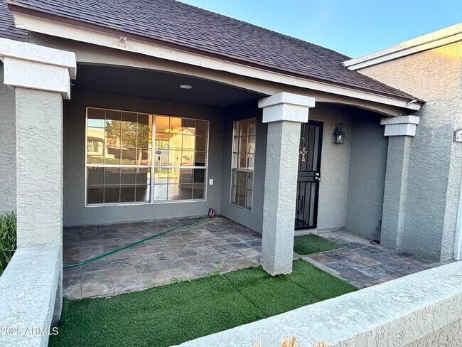 Foto del edificio - 8735 W Hazelwood St