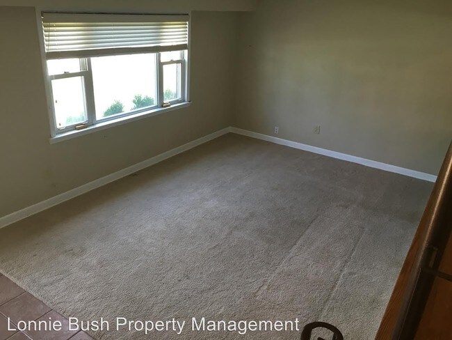 Building Photo - 3 br, 1.5 bath House - 653 Spooner Rd